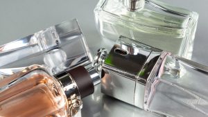 Créer sa garde-robe olfactive : méthode pour organiser ses parfums