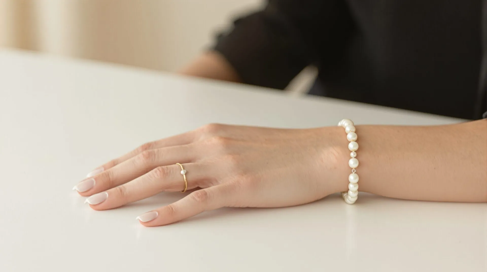 Minimalisme chic : pourquoi les bijoux en perles sont les alliés du style épuré ?