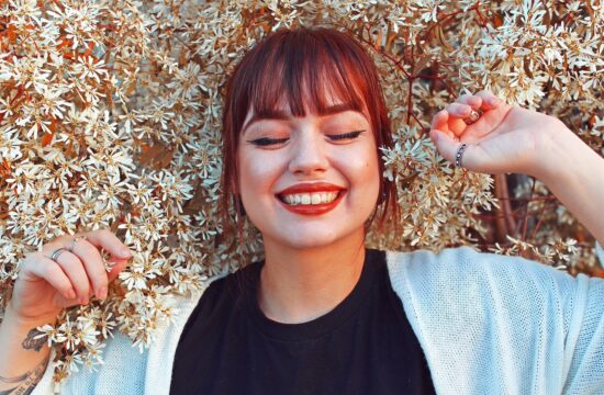 13_coiffures_élégantes_avec_frange_latérale