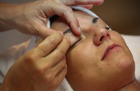 Suivre_une_formation_pour_devenir_technicienne_du_regard_