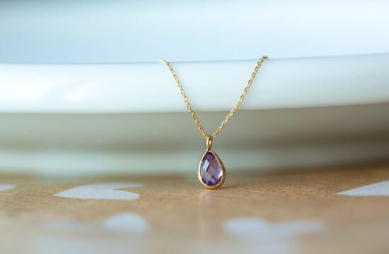 Quels_bijoux_pour_femme_devez_vous_porter_avec_un_tailleur?