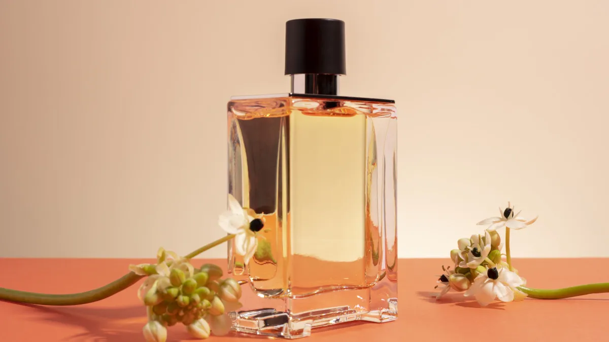 Gros plan sur une bouteille de parfum
