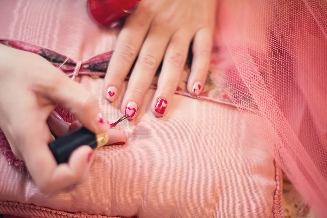 application vernis à ongle
