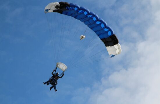 L_adrénaline_du_saut_en_parachute_:_une_expérience_inoubliable_en_France_