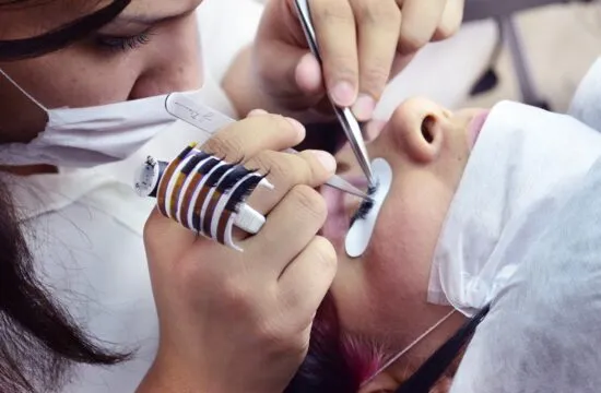 Comment_bien_utiliser_un_rasoir_visage_pour_femme_:_5_astuces_essentielles