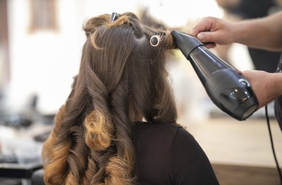 Le_Guide_de_la_coiffure_pour_femmes_:_comment_couper_soi_même_ses_cheveux_bouclés_?
