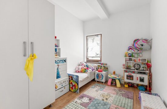 Chambre_de_bébé_:_les_papiers_peints_tendance_qui_feront_craquer_les_futures_mamans