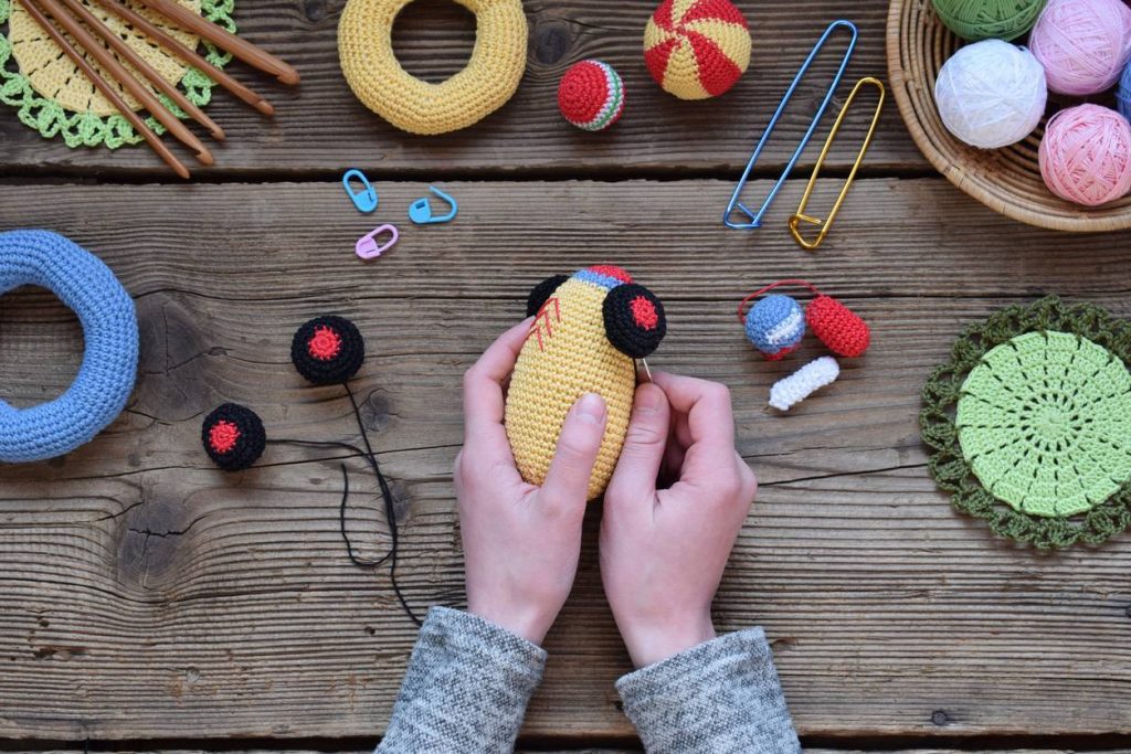 tricot peluches colorées
