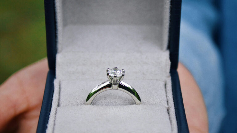 Le guide essentiel pour choisir la bague de fiançailles parfaite