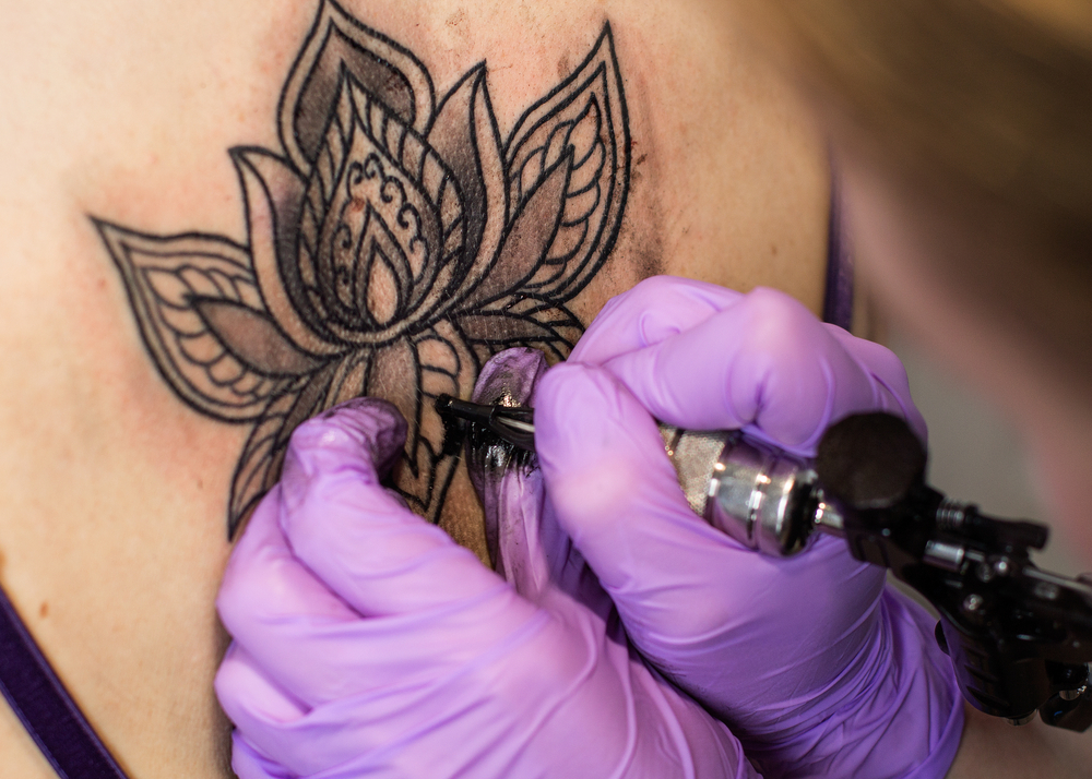 
tatouage-avec-une-fleur-de-lotus.