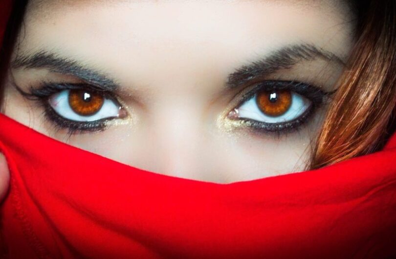 6_façons_de_porter_un_beau_foulard_rouge