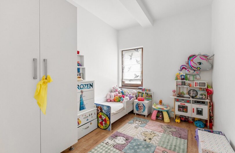 Chambre_de_bébé_:_les_papiers_peints_tendance_qui_feront_craquer_les_futures_mamans