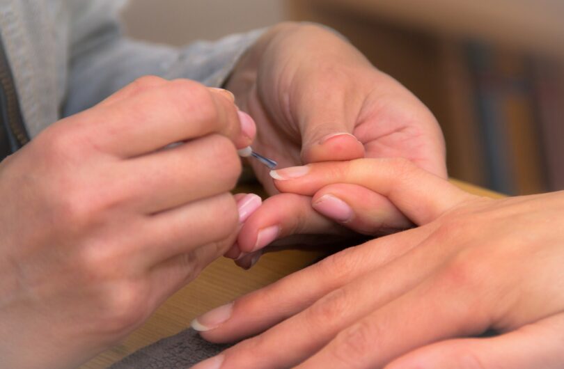 Comment_blanchir_et_faire_pousser_vos_ongles_naturellement_à_la_maison_?