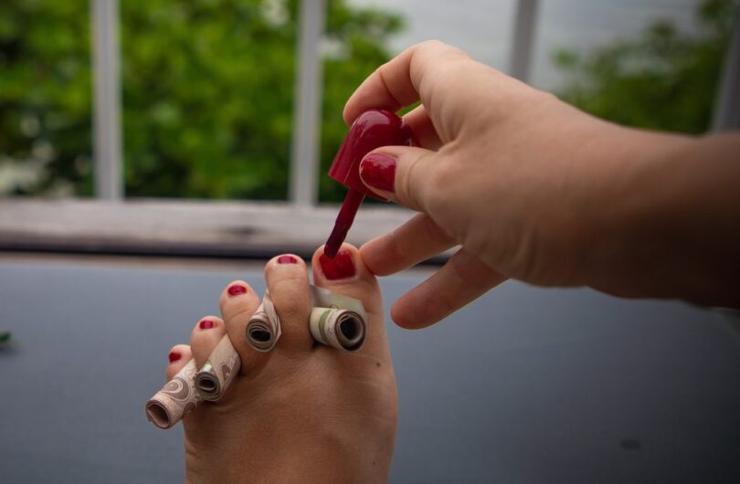 Comment_coller_des_faux_ongles_sans_colle_:_voici_nos_astuces