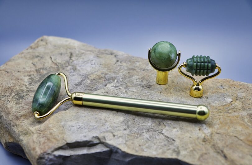 Femme_moderne_:_les_secrets_pour_reconnaître_un_véritable_rouleau_de_jade
