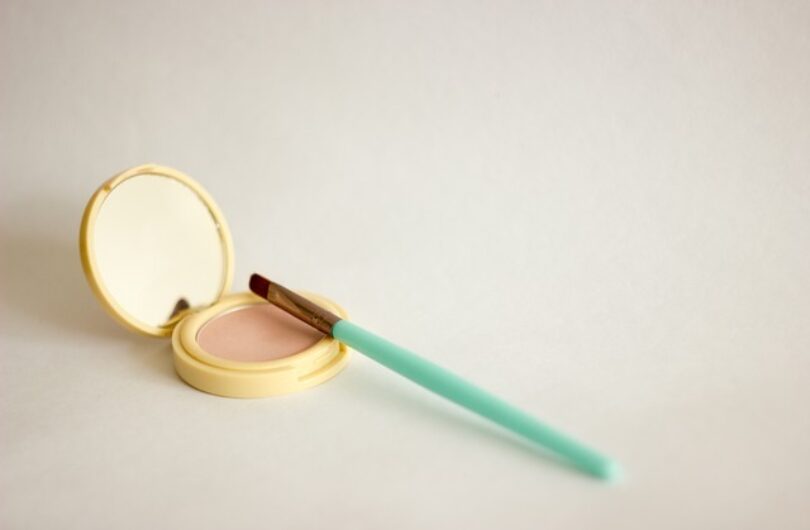 Maquillage_fait_maison_:_fond_de_teint_en_poudre_pour_peau_grasse