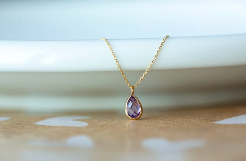 Quels_bijoux_pour_femme_devez_vous_porter_avec_un_tailleur?