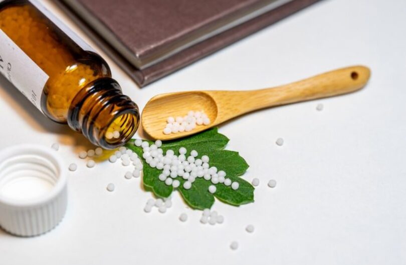 Recette_naturelle_de_crème_à_l_arnica_pour_les_ecchymoses,_faite_maison