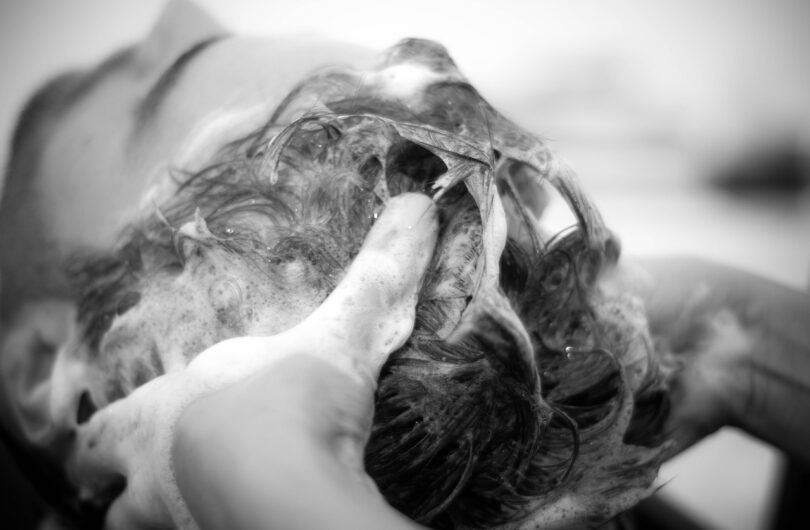 Rinçage_des_cheveux_:_mode_d’emploi