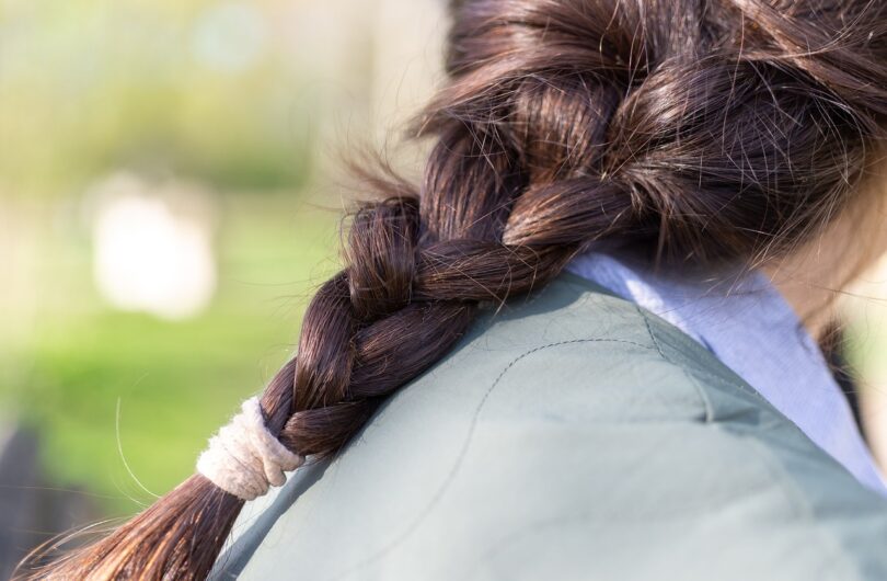 Tresse_plaquée_:_Comment_faire_une_coiffure_de_femme_tendance_?