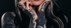 jeune femme avec tatouage au doigt (2)
