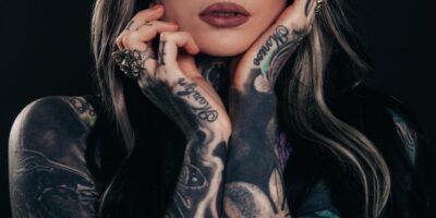 jeune femme avec tatouage au doigt (2)