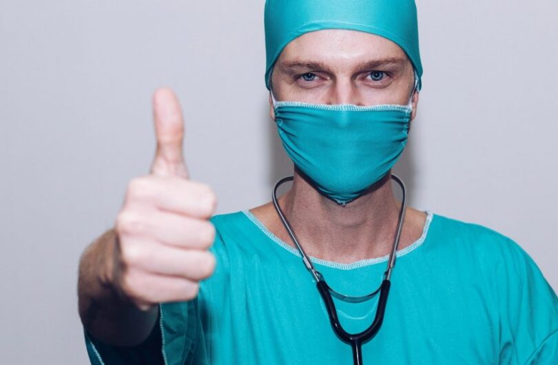 Les injections d'acide hyaluronique et le microneeding : deux alliés pour effacer les effets du temps